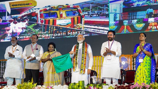பின்னர் சங்காரெட்டியில் ரூ.7,200 கோடிக்கும் அதிகமான வளர்ச்சித் திட்டங்களை பிரதமர் மோடி தொடங்கி வைத்து அடிக்கல் நாட்டினார்.&nbsp;