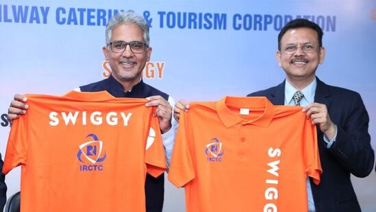 IRCTC நிறுவனத்தின் CMD சஞ்சய் குமார் ஜெயின், Swiggy நிறுவனத்தின் தலைமை செயல் அதிகாரி ரோஹித் கபூருடன் இந்திய ரயில்வேயில் உணவு விநியோக சேவைகளை வழங்குவதற்கான புரிந்துணர்வு ஒப்பந்தத்தில் கையெழுத்திட்டார். IRCTC நிறுவனத்தின் CMD சஞ்சய் குமார் ஜெயின், Swiggy நிறுவனத்தின் தலைமை செயல் அதிகாரி ரோஹித் கபூருடன் இந்திய ரயில்வேயில் உணவு விநியோக சேவைகளை வழங்குவதற்கான புரிந்துணர்வு ஒப்பந்தத்தில் கையெழுத்திட்டார்.