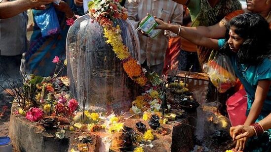 சிந்தூரம் (குங்குமம்): சிவபெருமானுக்கு சிந்தூரம் பூசுவது நீண்ட மற்றும் மகிழ்ச்சியான திருமண வாழ்க்கைக்கான விருப்பத்தை குறிக்கிறது. இது குடும்பத்தின் நல்வாழ்வுக்கு ஆசீர்வாதங்களைத் தரும் என்றும் நம்பப்படுகிறது.&nbsp;