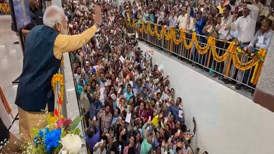 மேற்கு வங்க மாநிலம் கொல்கத்தாவில் நீருக்கடியில் செல்லும் முதல் இந்திய மெட்ரோ ரயில் சேவையை பிரதமர் நரேந்திர மோடி தொடங்கி வைத்தார்.