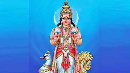 சந்திரன் தன் ராசியை மாற்றுகிறார். மனநிலை, படைப்பாற்றல், உணர்ச்சிகளின் காரணியாக சந்திரன் கருதப்படுகிறது. மார்ச் 6 ஆம் தேதி, தனுசு ராசியிலிருந்து சந்திரன் சனியின் மகர ராசியில் நுழைந்தார். மற்ற கிரகங்களுடன் ஒப்பிடும்போது சந்திர பகவான் ஒரு ராசியில் இருந்து மற்றொரு ராசிக்கு மிக விரைவாக மாறுகிறார்.சந்திரன் பெயர்ந்தவுடன் செவ்வாய் கிரகத்தின் அதிபதியும் மகர ராசிக்குள் நுழைகிறார். இதன் விளைவாக, மகர ராசியில் செவ்வாய் மற்றும் சந்திரன் சேர்க்கை உள்ளது. இதனால் லட்சுமி யோகம் உண்டாகும். இந்த யோகம் மார்ச் 8ம் தேதி வரை அதாவது மகாசிவராத்திரி வரை நீடிக்கும். இவ்விரு கிரகங்களின் சேர்க்கையால் சில ராசிக்காரர்களுக்கு மகா சிவராத்திரிக்கு முன்பே நல்ல நாட்கள் துவங்கும்.