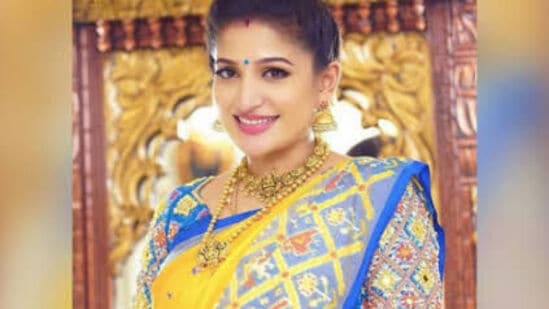 நாடக நடிகை பூர்ணிமாவின் மகள்தான் சந்தோஷி. ரஜினிகாந்தின் பாபா, பாலா, மாறன், அன்பே அன்பே, உன்னை சரணடைந்தேன் உள்ளிட்ட பல திரைப்படங்களில் நடித்தவர், சின்னத்திரையிலும் கால் பதித்தார்.&nbsp;வாழ்க்கை, அரசி, அம்மு, ருத்ர வீணை உள்ளிட்ட பல சீரியல்களில் நடித்தவர், ஒரு கட்டத்தில் மேக்கப் கலைஞராக மாறி, தற்போது தொழிலதிபராக வலம் வருகிறார். இந்த நிலையில் அண்மையில் கலாட்டா சேனலுக்கு பேட்டியளித்த அவர் தான் தொழிலதிபராக மாறிய கதையை பகிர்ந்து இருக்கிறார்.&nbsp;&nbsp;&nbsp;&nbsp;&nbsp;