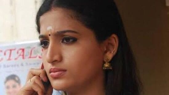 கையில் பொருட்கள் இருந்த போதும், அதனை வைப்பதற்கு சரியான இடம் கிடைக்கவில்லை.கடைசியாக ஒரு குடோன் கிடைத்தது. அதற்கு 25 ஆயிரம் வாடகை கேட்டார்கள். கணவர் வேண்டாம் என்று சொல்ல, நான் அங்குதான் கடை வைக்க வேண்டும் என்று கூறினேன்.&nbsp;&nbsp;&nbsp;
