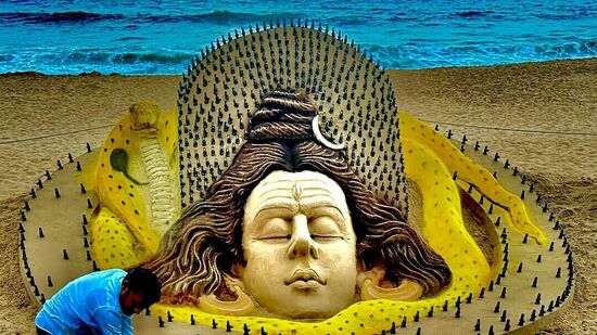 சிவராத்திரி அன்று பகலில் கடினமான உணவுகளை சாப்பிடாமல், பழங்கள் சாப்பிட்டு, முழு முழுக்க சிவனைக் குறித்து நினைக்க வேண்டும். அவர் நிகழ்த்திய திருவிளையாடல்களை கேட்பது கூடுதல் புண்ணியம் தரும்.