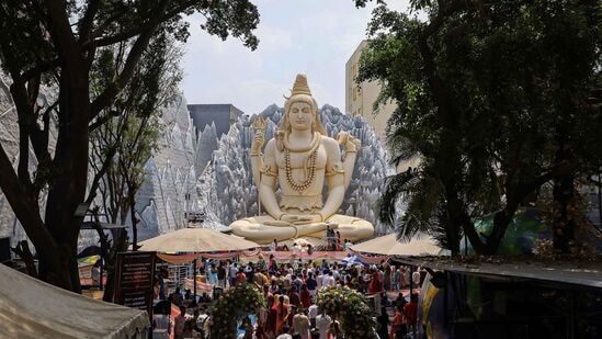 இன்று இரவில் கண் விழித்திருந்து சிவதரிசனம் செய்வோருக்கு, வாழ்வில் எல்லா நலன்களும் கிடைக்கப்பெறும்.&nbsp;