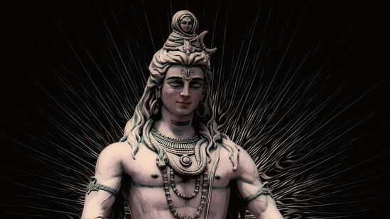 ஒவ்வொரு தமிழ் மாதத்திலுமே அமாவாசைக்கு முந்தைய நாளான சதுர்த்தசி திதியில் மாத சிவராத்திரி வழிபாடு நடைபெறுகிறது. மாத சிவராத்திரியின் மகிமையை சிவபெருமான் நந்திக்குச் சொன்னார். நந்தி மற்றவர்களுக்குச் சொன்னதாக புராணங்கள் சொல்கின்றன.
