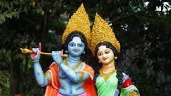 பூஜை முறை: பூக்களின் திருவிழா நாளில், பிரம்ம&nbsp;முகூர்த்தத்தில் எழுந்து ஸ்ரீ ராதா-கிருஷ்ணரை தியானிப்பதன் மூலம் உங்கள் நாளைத் தொடங்குங்கள். பின்னர்&nbsp;குளித்து சுத்தமான ஆடைகளை அணிய வேண்டும். இப்போது சூரிய பகவானுக்கு தண்ணீர் படைத்து வழிபடுங்கள். ஸ்ரீராதாகிருஷ்ணருக்கு கங்காஜலம், தயிர், தண்ணீர், பால் மற்றும் தேன் ஆகியவற்றால் அபிஷேகம் செய்யுங்கள். இப்போது ஒரு&nbsp;மேடையில் ஒரு சிவப்புத் துணியை விரித்து சிலைகளை வைக்கவும்&nbsp;. &nbsp;