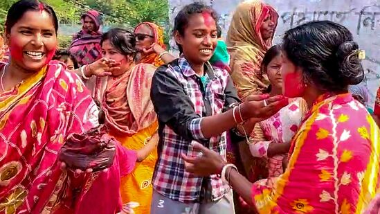 சந்தேஷ்காலி பசிர்ஹாட் மக்களவைத் தொகுதிக்கு உட்பட்டது. இதற்கிடையே, பசிர்ஹாட் தொகுதியில் சிறுபான்மையினர் ஆதிக்கம் செலுத்துகின்றனர். இந்த பின்னணியில், இந்த தொகுதியில் சந்தேஷ்காலி மற்றும் சிறுபான்மை வேட்பாளர்களின் வாக்குகளை திரட்ட பாஜக திட்டமிட்டுள்ளது. இருப்பினும், ஷமி இறுதியாக ஒரு வேட்பாளராக ஒப்புக்கொள்வாரா என்பதைப்பொறுத்திருந்துதான் பார்க்க வேண்டும். ஏனெனில் அவர் இன்னும் ஒரு கிரிக்கெட் வீரராக சுறுசுறுப்பாக இருக்கிறார். காயத்தில் இருந்து மீண்ட பிறகு இந்திய அணியின் ஜெர்சியை அணிந்து தொடர்ந்து விளையாட விரும்புகிறார். இந்த சூழலில், அவர் தீவிர அரசியலில் நுழைய விரும்புகிறாரா என்பது குறித்து ஊகங்கள் எழுந்துள்ளன. &nbsp;&nbsp;