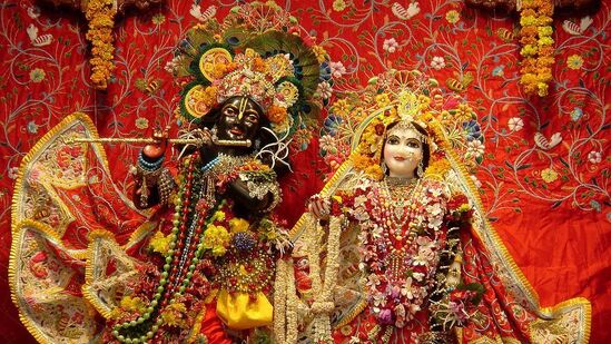 மலர் தூவும் நாளின் நல்ல நேரம்:&nbsp;மாசி மாதத்தின் சுக்ல பக்ஷாவின் இரண்டாவது தேதி மார்ச் 11ஆம் தேதி காலை 10:44 மணிக்குத் தொடங்கும். இது&nbsp;மார்ச் 12, 2024 அன்று காலை 07:13 மணிக்கு&nbsp;முடிவடைகிறது. இந்து தர்மத்தில் உதய திதிக்கு சிறப்பு முக்கியத்துவம் உண்டு. இந்நிலையில், மார்ச் 12-ம் தேதி பூக்கும் திருவிழா கொண்டாடப்பட உள்ளது. இந்த நாளில் ஸ்ரீ ராதா-கிருஷ்ணரை வணங்குவதற்கான நல்ல நேரம் காலை 9:32 மணி முதல் மதியம் 2&nbsp;மணி வரை இருக்கிறது.