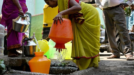 இப்பகுதியில் போதிய மழை இல்லாததால் காவிரி ஆற்றில் நீர்வரத்து வெகுவாக குறைந்துள்ளது.