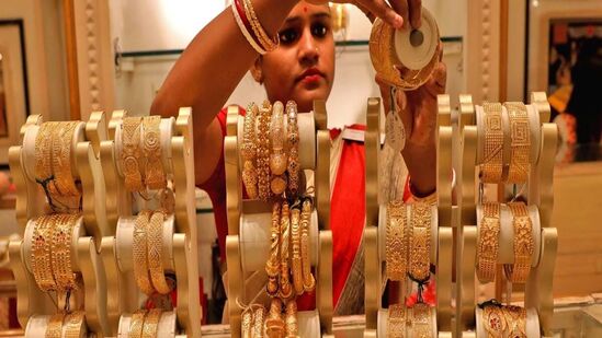 Gold Rate in Chennai: தங்கம் விலை கடந்த சிலநாட்களாக வரலாறு காணாத வகையில் உயர்ந்து வருவது சாமானிய மக்களிடையே அதிர்ச்சி ஏற்படுத்தி உள்ளது. சென்னையில் இன்று (மார்ச் 11) தங்கம் மற்றும் வெள்ளியின் விலை நிலவரம் குறித்து பார்ப்போம்.