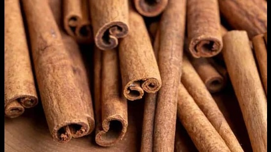 இலவங்கப்பட்டை பல இயற்கை பண்புகள் நிறைந்தது மற்றும் இது சளி மற்றும் இருமலை போக்க உதவுகிறது.