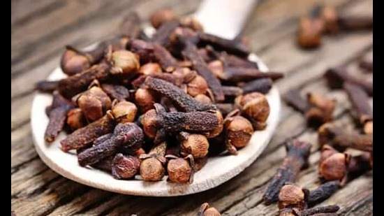 தொண்டை புண், இருமல் மற்றும் சளி போன்றவற்றை நீக்கி உடனடி நிவாரணம் பெற கிராம்பு உதவுகிறது.