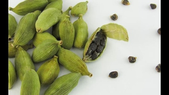 இருமல் மற்றும் சளி அறிகுறிகளில் இருந்து நிவாரணம் வழங்க பச்சை மற்றும் கருப்பு ஏலக்காய் இரண்டும் உதவியாக இருக்கும்.