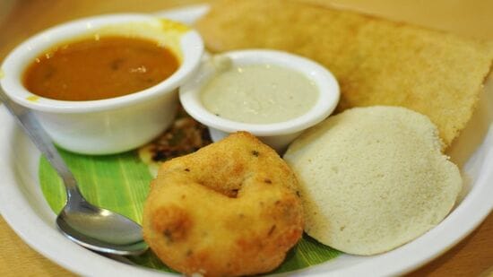 Moong Dal Tiffin Sambar : இட்லி, தோசைக்கு இதமான பாசிப்பருப்பு சாம்பார்! வேற லெவல் சுவைக்கு இப்டி செஞ்சு பாருங்க! 