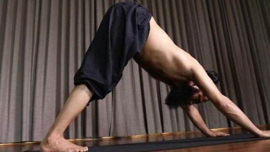 1. கீழ்நோக்கி எதிர்கொள்ளுதல் &nbsp;(Adho Mukha Svanasana): உங்கள் கைகள் மற்றும் முழங்கால்களில் தொடங்கவும், பின்னர் உங்கள் இடுப்பை மேல்நோக்கி உயர்த்தி தலைகீழ் V- வடிவத்தை உருவாக்கவும். உங்கள் கைகளை பாயில் உறுதியாக அழுத்தி, தோள்கள் மற்றும் கைகள் வழியாக நீட்டி, உங்கள் கைகளை நீட்டவும். போஸை பல சுவாசங்களுக்கு வைத்திருங்கள், தோரணையை ஆதரிக்க உங்கள் கைகள் மற்றும் தோள்களில் உள்ள தசைகளை ஈடுபடுத்துங்கள்.