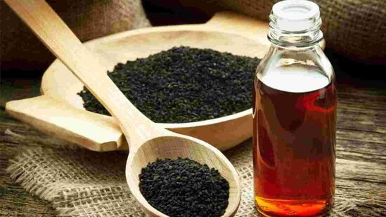 குளிரில் மூக்கு மூடியிருந்தால், பல நேரங்களில் கையில் மருந்து இருக்காது. இருப்பினும், உங்களிடம் கருஞ் சீரகம் இருந்தால், அதை சுத்தமான துவைத்த பருத்தி துணியில் சுற்றி வைக்கவும். பின்னர் கல்லீரல் நிரம்பிய துணி மூட்டையை மூக்கின் அருகில் வைத்தால், லேசான வலி குறையும். இந்த வீட்டு வைத்தியம் பெங்காலி வீடுகளில் மிகவும் பழையது.&nbsp;