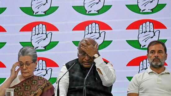 மக்களவைத் தேர்தல் 2024: இந்தியாவின் காங்கிரஸ் கட்சியின் தலைவர் மல்லிகார்ஜுன் கார்கே (நடுவில்), கட்சியின் மூத்த தலைவர்கள் சோனியா காந்தி (இடது) மற்றும் ராகுல் காந்தி (வலது) ஆகியோருடன் இன்று புது தில்லியில் உள்ள காங்கிரஸ் கட்சியின் தலைமையகத்தில் செய்தியாளர் சந்திப்பில் உரையாற்றினார்.(Photo by Arun SANKAR / AFP) மக்களவைத் தேர்தல் 2024: இந்தியாவின் காங்கிரஸ் கட்சியின் தலைவர் மல்லிகார்ஜுன் கார்கே (நடுவில்), கட்சியின் மூத்த தலைவர்கள் சோனியா காந்தி (இடது) மற்றும் ராகுல் காந்தி (வலது) ஆகியோருடன் இன்று புது தில்லியில் உள்ள காங்கிரஸ் கட்சியின் தலைமையகத்தில் செய்தியாளர் சந்திப்பில் உரையாற்றினார்.(Photo by Arun SANKAR / AFP)