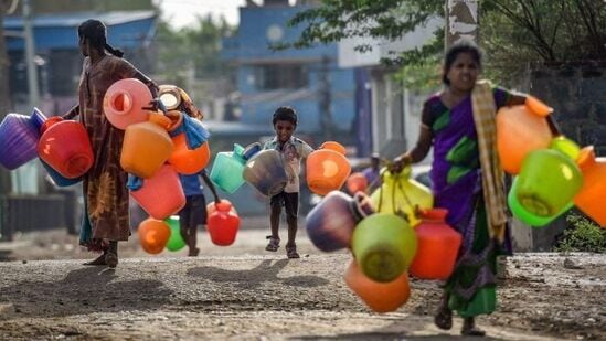 சென்னை// தென்னிந்திய நகரத்தில் இந்த முறை 1,400 மி.மீ மழை பெய்துள்ளது, ஆனால் சென்னையிலும் தண்ணீர் பிரச்சினை உள்ளது. &nbsp;ஐந்து ஆண்டுகளுக்கு முன், சென்னையில் தண்ணீர் பஞ்சம் எல்லை மீறியது. நகரமயமாக்கல் மற்றும் தொழில்மயமாக்கல் ஆகியவை தண்ணீர் பிரச்சினைக்கு பங்களித்துள்ளன. ஆனால், சென்னை பெருநகர நகராட்சி குடிநீர் தட்டுப்பாடு ஏற்படாமல் திணறி வருகிறது.