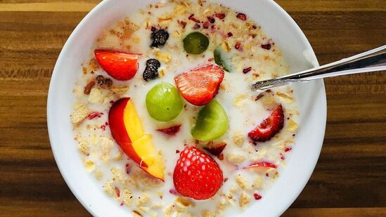 Healthy Breakfast: காலை நேரத்தில் சரியான உணவைத் தேர்ந்தெடுப்பது பளபளப்பான சருமத்தைப் பெற உதவும். உங்கள் காலை உணவில் சில உணவுகளைச் சேர்ப்பதன் மூலம், உங்கள் சருமத்திற்குத் தேவையான ஊட்டச்சத்துக்களை நீங்கள் வழங்கலாம். பளபளப்பான சருமத்தை அளிக்கும் காலை உணவில் என்னென்ன உணவுகளை சாப்பிடலாம் என்று பாருங்கள்.