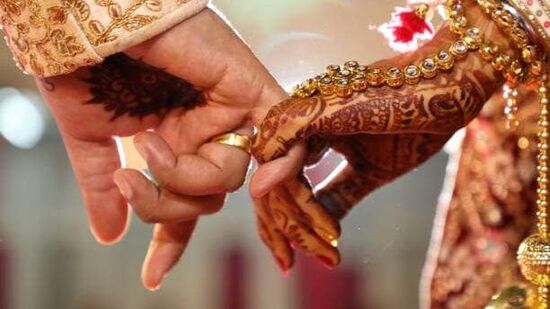 கும்ப ராசிக்காரர்களுக்கு இன்றைய நாள் காதல் நிறைந்ததாக இருக்கும். உங்கள் பங்குதாரர் அதிக அன்பையும் கவனத்தையும் எதிர்பார்க்கிறார். நீங்கள் அவருடைய அன்பை நன்றியோடு பார்த்து அவரை முழுமையாகப் பிரியப்படுத்த முயற்சி செய்ய வேண்டும்.