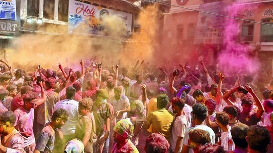 புஷ்கரில் ஹோலி பண்டிகையின் போது மக்கள் வண்ணங்களுடன் விளையாடுகிறார்கள்.