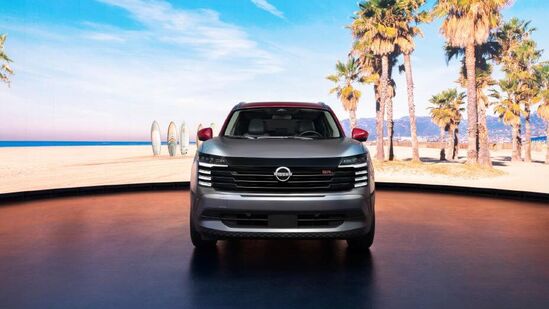 SUV அதன் சமீபத்திய லுக்கில் அழகாக இருக்கிறது. எஸ்யூவியின் முன்புற சுயவிவரத்தில் புதிய ரேடியேட்டர் கிரில் உள்ளது, இது வாகன தயாரிப்பாளரின் வி-மோஷன் கிரில்லைத் தவிர்த்து, சில ஸ்டைலிங் கூறுகளுடன் வருகிறது.