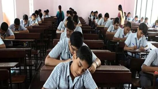 தமிழகத்தில் 10ம் வகுப்பு பொதுத்தேர்வு இன்று தொடங்குகிறது. தமிழகத்தில் 10ம் வகுப்பு பொதுத்தேர்வு இன்று தொடங்குகிறது.