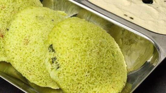 Green Peas Idli: பச்சை பட்டாணி இட்லி ருசியானது. பச்சை பட்டாணி சாப்பிடுவதால் உடலில் உள்ள கொலஸ்ட்ரால் குறைகிறது. மாரடைப்பு, ரத்த அழுத்தம் போன்ற நோய்களும் வருவதற்கான வாய்ப்புகள் குறைவு. சர்க்கரை நோய் உள்ளவர்கள் பச்சை பட்டாணி சாப்பிட வேண்டும். அவை இரத்த சர்க்கரை அளவை கட்டுக்குள் வைத்திருக்கும்.