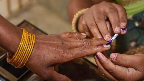 இந்தியாவின் தேர்தல் முறை என்பது பலகட்சி அமைப்புகளை சார்ந்ததாக உள்ளது. இதில் அதிக வாக்குகள் பெற்ற வேட்பாளர் வெற்றி பெறுவார். பெரும்பான்மை பெற்று ஆட்சி அமைக்க ஒரு கட்சியோ அல்லது ஒரு கூட்டணியோ 272 இடங்களைப் பெற வேண்டும்.