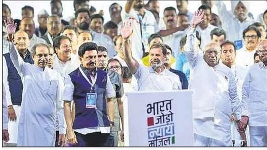 தகுதி பெற்ற 97.8 கோடி வாக்காளர்களில் 49.72 கோடி ஆண் வாக்காளர்கள் ஆவார்.&nbsp;