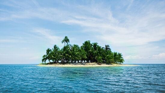 இந்தியாவுக்கும் இலங்கைக்கும் இடையில் இருக்கும் ராமேஸ்வரம் அருகே கச்சத்தீவு உள்ளது. இந்த தீவு பகுதிகளில் இந்தியா மற்றும் இலங்கை மீனவர்கள் பயன்படுத்தி வந்தனர். ஆனால், 1974ஆம் ஆண்டு இந்திய - இலங்கை கடல்சார் ஒப்பந்தத்தின் மூலம் அந்த 163 ஏக்கர் தீவை இந்தியா இலங்கையிடம் ஒப்படைத்தது. இந்த தீவு தொடர்பாக இந்தியாவுக்கும் இலங்கைக்கும் இடையே நீண்ட காலமாக பதற்றம் நிலவி வந்ததால், இருதரப்பு உறவில் பாதிப்பு ஏற்பட்டது. நட்புறவின் சின்னமாக கச்சத்தீவு இலங்கையிடம் ஒப்படைக்கப்பட்டது