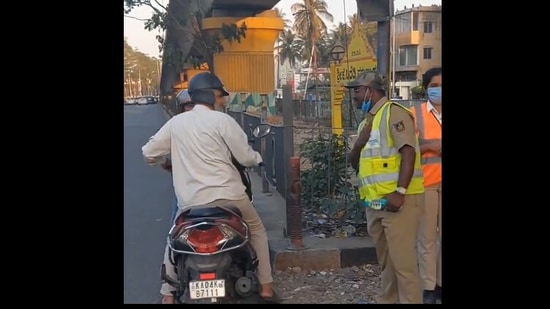 போக்குவரத்து காவலர்களுக்கு குடிநீர் பாட்டில்களை விநியோகித்த நபர்