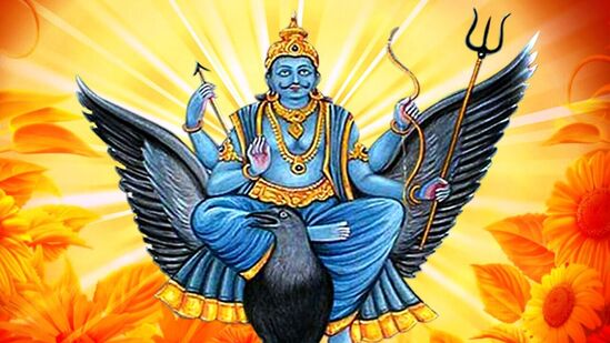நவகிரகங்களில் நீதிமானாக விளங்க கூடியவர் சனி பகவான். இவர் செய்யும் செயலுக்கு ஏற்ப பிரதிபலங்களை திருப்பிக் கொடுக்கக் கூடியவர். இவர் இரண்டரை ஆண்டுகளுக்கு ஒருமுறை தனது இடத்தை மாற்றுவார். நவகிரகங்களில் மிகவும் மெதுவாக நகரக்கூடிய கிரகமாக சனி பகவான் விளங்கி வருகின்றார். இவர் நன்மைகள் தீமைகள் என அனைத்தையும் தரம் பிரித்து இரட்டிப்பாக திருப்பி கொடுப்பார். அதனால் சனி பகவானே கண்டால் அனைவரும் அச்சப்படுவார்கள்.&nbsp;