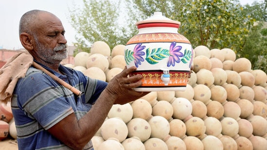 மண் இயற்கையில் காரத்தன்மை கொண்டதாக இருப்பதால், உடல் நீரில் pH அளவை சமநிலையில் வைத்திருக்க உதவுகிறது. இதனால், அசிடிட்டி உள்ளிட்ட பல்வேறு பிரச்சனைகளில் இருந்து உடலை பாதுகாக்கிறது