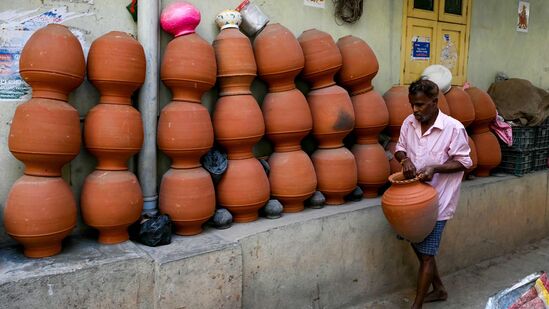 மண்ணில் உள்ள கால்சியம், மெக்னீசியம், இரும்புச்சத்து ஆகியவை தண்ணீரை அதிக சத்துக்களுடன் செழுமைப்படுத்துகிறது. மண்பானையில் உள்ள தண்ணீரை எப்போதும் குளிர்ச்சியாக வைத்திருக்க, அதில் ஈரமான துணியை போர்த்தி வைக்கவும். சிறிது நேரம் கழித்து குடத்தில் குளிர்ந்த நீர் கிடைக்கும்