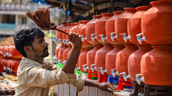 கோடை காலத்தில் வெப்பநிலையானது 40 டிகிரி வரை அதிகரிக்கும். சுட்டெரிக்கும் ​​​வெயிலில் இருந்து வீட்டுக்குள் நுழைந்தவுடன் குளிர்சாதன பெட்டியில் உள்ள தண்ணீரை தேடி பருகினால் இதமான உணர்வு ஏற்படும். ஆனால் அதன் பின்னர் தொண்டை வலி, சளி போன்ற உடல் உபாதைகளால் சிக்கி கொள்ளலாம். உடலை ஆரோக்கியமாக வைத்து கொள்ள மண் குடத்தின் நீர் முக்கிய பங்கு வகிக்கிறது.