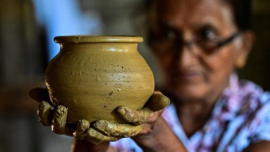 ஆயுர்வேதத்தின் படி, மண் குடத்தில் இருந்து தண்ணீர் குடிப்பது மிகவும் நன்மை பயக்கும். மண் குடத்தை உலர்த்தும்போது, ​​அதில் சிறு துளைகள் இருக்கும். மண் குவிமாடத்துக்குள் வைக்கப்படும் நீர் அறிவியல் மாற்றங்களால் இயற்கையான முறையில் ஆவியாகி குளிர்விக்கப்படுகிறது