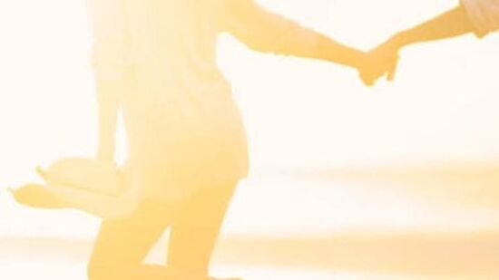 கன்னி: உங்கள் அன்புக்குரியவர்களுடன் ஹேங்கவுட் செய்ய நேரம் ஒதுக்குங்கள் மற்றும் புகைப்படம் எடுப்பதன் மூலம் இந்த நினைவுகளை போற்றுங்கள். உங்கள் இளைய உடன்பிறப்புகளும் உங்களுக்கு ஆதரவாக இருப்பார்கள். உங்கள் காதல் வாழ்க்கையை மசாலா செய்ய முயற்சி செய்யுங்கள்.