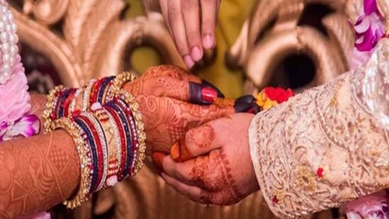 திருமண பொருத்தம் என்பது திருமணம் செய்து கொள்ளும் ஆண் மற்றும் பெண்ணின் பிறந்த ஜாதகங்களை ஒப்பிட்டு, அவர்கள் வாழ்க்கையில் இணைந்து பயணித்தால் சந்தோஷமாக இருக்குமா என்பதை கணிக்கும் ஜோதிட முறையாக உள்ளது. இந்த முறை பல நூற்றாண்டுகளாக தமிழ் சமூகத்தில் பின்பற்றப்பட்டு வருகிறது.