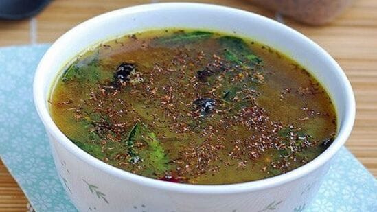 Neem Flower Rasam : தமிழ் புத்தாண்டுக்கு அனைவர் வீடுகளிலும் கட்டாயம் செய்ய வேண்டியது வேப்பம்பூ ரசம். சாதாரண ரசத்தில் நெய்யில் வறுத்த வேப்பம்பூவை சேர்க்க வேண்டும் அல்லது பருப்பு தண்ணீர் சேர்க்காத ரசத்தில் வேப்பம்பூவை சேர்க்க வேண்டும்.