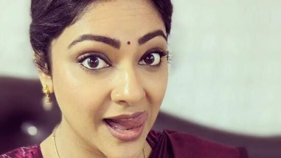 மேலும் தனக்கு நேர்ந்த அவமானங்கள் குறித்து பேசிய அபிராமி, “என்னை என்னுடைய உயரம் வைத்து கிண்டல் அடித்திருக்கிறார்கள். அதே போல என்னுடைய தாடை கொஞ்சம் நீளமாக இருக்கும். அதை வைத்தும் கிண்டல் அடித்திருக்கிறார்கள் அதை இழுத்து,இழுத்து பார்த்து இருக்கிறார்கள்.&nbsp;&nbsp;&nbsp;