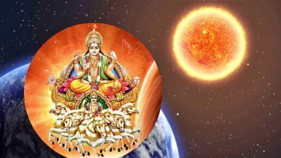 நவகிரகங்களின் மன்னனாக கூறப்படும் சூரிய பகவான், வரும் ஏப்ரல் 13ஆம் தேதி, மேஷ ராசிக்குப் புலம்பெயர்கிறார். அதனைத் தொடர்ந்து அசுரனின் தலைவன் சுக்கிரன் மேஷத்துக்குள் குடி புகுகிறார். இதனால், மேஷத்தில் சூரியன் மற்றும் சுக்கிரன் ஒரே நேரத்தில் ஒருவரையொருவர் பார்த்துக்கொண்டு பயணிக்கின்றனர்.இதனால் சில ராசியினருக்கு சுக்ராதித்ய ராஜயோகம் உண்டாகிறது. இந்த சுக்ராதித்ய ராஜயோகத்தின் தாக்கத்தினால் துன்பத்தைத்தள்ளப்போகும் ராசிகள் குறித்துக் காண்போம்.