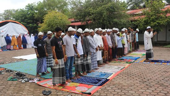 ரோஹிங்கியா முஸ்லிம் அகதிகள் இந்தோனேசியாவின் மேற்கு ஆச்சேயில் உள்ள உள்ளூர் அரசாங்க அலுவலகத்தின் பின்னால் அமைந்துள்ள ஒரு தற்காலிக முகாமில் ஈத்-உல்-பித்ரின் போது கூட்டு பிரார்த்தனை செய்கிறார்கள்.