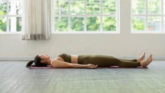 Shavasana Benefits : யோகா மட்டுமல்ல, குறிப்பாக எந்த உடற்பயிற்சிக்கு பிறகும், கடுமையான வேலைக்கு பிறகும் சவாசனா செய்வதன் முழு பலனையும் பெறலாம். ஓய்வு இல்லாமல் உடற்பயிற்சி அல்லது யோகாவின் முழுப் பலனையும் பெற முடியாது. நடைப்பயிற்சி, ஜாகிங், ஜிம் உடற்பயிற்சி, யோகா போன்ற எந்த உடற்பயிற்சியையும் செய்யலாம்.