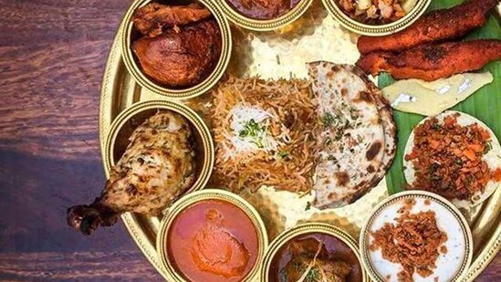 கோடையில் அதிக உப்பு நிறைந்த உணவுகளை சாப்பிடுவதை தவிர்க்கவும்.