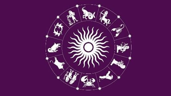 Weekly Horoscope: மேஷம்: இந்த வாரம் நீங்கள் அதிகம் பேசுபவராகவும், பழகக்கூடியவராகவும் மாறுவீர்கள். நீங்கள் அதிக ஆற்றலை உணர்வீர்கள். நீங்கள் அதிக உற்சாகமடைவீர்கள். உங்கள் உற்சாகம் கவலைக்கு ஒரு காரணமாக மாறக்கூடும். ஏனென்றால் நீங்கள் சில விஷயங்களை மக்களுடன் பகிர்ந்து கொள்ளலாம். அவை பின்னர் உங்களுக்கு எதிராகப் பயன்படுத்தப்படலாம். வேலையில், நீங்கள் புதிய ஆற்றலைப் பெறுவீர்கள் மற்றும் தலைமைப் பாத்திரங்களை ஏற்க ஆர்வமாக இருப்பீர்கள். பகுதி நேரப் பணியாளர்கள், புதிய செல்வாக்கு செலுத்துபவர்களுடன் இணைவதிலும் அவர்களின் பிராண்டுகளை விளம்பரப்படுத்துவதிலும் வெற்றிகரமாக இருப்பார்கள். உங்கள் தகவல் தொடர்பு மற்றும் அறிவுசார் திறன்களை வெளிப்படுத்த உங்களுக்கு ஒரு வாய்ப்பு கிடைக்கும். இந்த வாரம் நீங்கள் வாழ்க்கையின் ஒவ்வொரு பகுதியிலும் ஒரு நிபுணராக உங்களை நிலைநிறுத்த முயற்சிப்பீர்கள். நீங்கள் முடிவுகளை எடுக்க முடியாது மற்றும் சங்கடங்களை சந்திக்க நேரிடும். இதன் காரணமாக, ஒரே நேரத்தில் பல எண்ணங்கள் உங்கள் மனதில் வருவதால் தூங்குவதில் சிக்கல் ஏற்படலாம். இருப்பினும், உங்கள் தனிப்பட்ட வாழ்க்கையில், உங்கள் இல்லறத்துணையுடன் நீங்கள் நல்ல உரையாடல்களை மேற்கொள்ள முடியும். இதற்குப் பிறகு, நீங்கள் நன்றாக உணர்வீர்கள். உங்கள் வாழ்க்கையில் என்ன நடக்கிறதோ, அதை அவர்களுடன் பகிர்ந்து கொள்வீர்கள். நீங்கள் ஒருபோதும் நினைத்துப் பார்க்காத சில ஆலோசனைகளை அவர்கள் உங்களுக்கு வழங்கலாம். நீங்கள் சிங்கிள் என்றால், நீங்கள் உங்கள் வருங்காலத்துணையைச் சந்திக்கலாம். தம்பதிகள் உடல் ரீதியாகவும், மன ரீதியாகவும் நெருக்கமாகவும் ஆரோக்கியமாகவும் உணர்வார்கள். தம்பதிகளிடையே அந்நியோன்யம் அதிகரிக்கும். உடல் ரீதியாகவும், மன ரீதியாகவும் ஆரோக்கியமாக இருப்பீர்கள். எனர்ஜி லெவல்களும் மிக அதிகமாக இருக்கும்.