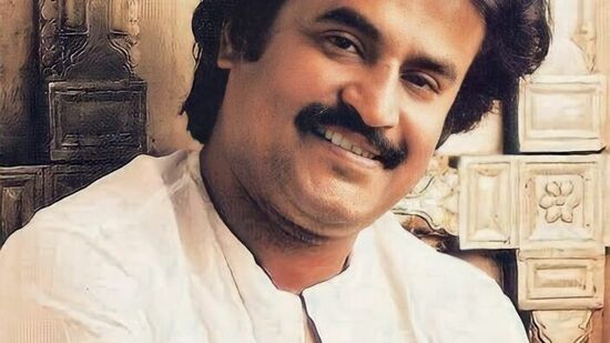 அதாவது, போன் டைரக்டரியிலிருந்து ரஜினி வீட்டின் நம்பரை எடுக்கும் ரசிகர்கள் பலர், இன்னார் வீட்டில் இருந்து பேசுகிறோம் என்று பொய் கூறி, ரஜினியிடம் போன் சென்ற உடன், நான் உங்கள் ரசிகன் பேசுகிறேன் என்று சொல்லி, நலம் விசாரிப்பர். இதனை தவிர்ப்பதற்காகவே அந்த ஏற்பாடு.&nbsp;டென்ஷன் ஆன ராஜேந்தர்கொஞ்ச நேரத்தில் ஒரு போன் கால் வந்தது. அந்த போன் காலில் பேசியவர், நாங்கள் ஏவிஎம் நிறுவனத்தில் இருந்து பேசுகிறோம் சரவணன் சார் உங்களிடம் பேச வேண்டுமாம் என்று சொன்னார். இதனையடுத்து பதறிப்போன ராஜேந்தர் போனை வாங்க, மறுமுனையில் போன் ரஜினியின் கைக்கு சென்றது. ஆம், அந்த போன் கால் ரஜினி வீட்டில் இருந்து வந்ததுதான்.&nbsp;&nbsp;&nbsp;