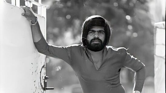 இதையடுத்து அவரது உடல் நலம் குறித்து விசாரிப்பதற்காக, டி ஆர் ராஜேந்தர் அப்போது எங்களுடன் இருந்த வி கே சுந்தரை அழைத்து, ரஜினிக்கு போன் போடு என்று சொன்னார்.&nbsp;இதனையடுத்து போன் டைரக்ட்ரியைப் பார்த்து ரஜினிக்கு போன் செய்தார் சுந்தர். கால் சென்றது; எதிர் முனையில் ஒருவர் போனை எடுத்தார்.&nbsp;ராஜேந்தர் ரஜினியுடன் பேச விருப்பப்படுகிறார் என்று சொன்னார்அப்போது அவரிடம் வி கே சுந்தர், நாங்கள் டி ராஜேந்தர் வீட்டிலிருந்து பேசுகிறோம். ராஜேந்தர் ரஜினியுடன் பேச விருப்பப்படுகிறார் என்று சொன்னார். இதனைக் கேட்ட அவர், நீங்கள் போனை வையுங்கள். உங்களை திருப்பி அழைக்கிறோம் என்று சொன்னார். அவர் அப்படி சொன்னதற்கு ஒரு காரணம் இருக்கிறது.&nbsp;&nbsp;