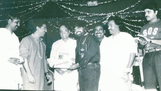 ராஜேந்தர் சார் சொல்லுங்கள் என்று கேட்டவுடன், &nbsp;எதிர்முனையில் இருந்த ரஜினி சொல்லுங்கள் ராஜேந்தர் என்று கேட்டார். இதைக் கேட்ட டி ராஜேந்திருக்கு டென்ஷன் ஆகிவிட்டது. இப்படியெல்லாம் செய்யக்கூடாது ரஜினி என்று சொல்லி, பயங்கரமாக கத்தி, போனை வைத்து விட்டார்.&nbsp;அதன் பின்னர் கிட்டத்தட்ட நான்கு முறை ரஜினி தரப்பில் இருந்து அழைப்பு வந்தது. பின்னர் மனம் இறங்கி எடுத்த ராஜேந்தர், நலம் விசாரிக்க, இருவரும் சிறிது நேரம் பேசிக்கொண்டிருந்தார்கள்.” என்று பேசினார்.&nbsp;